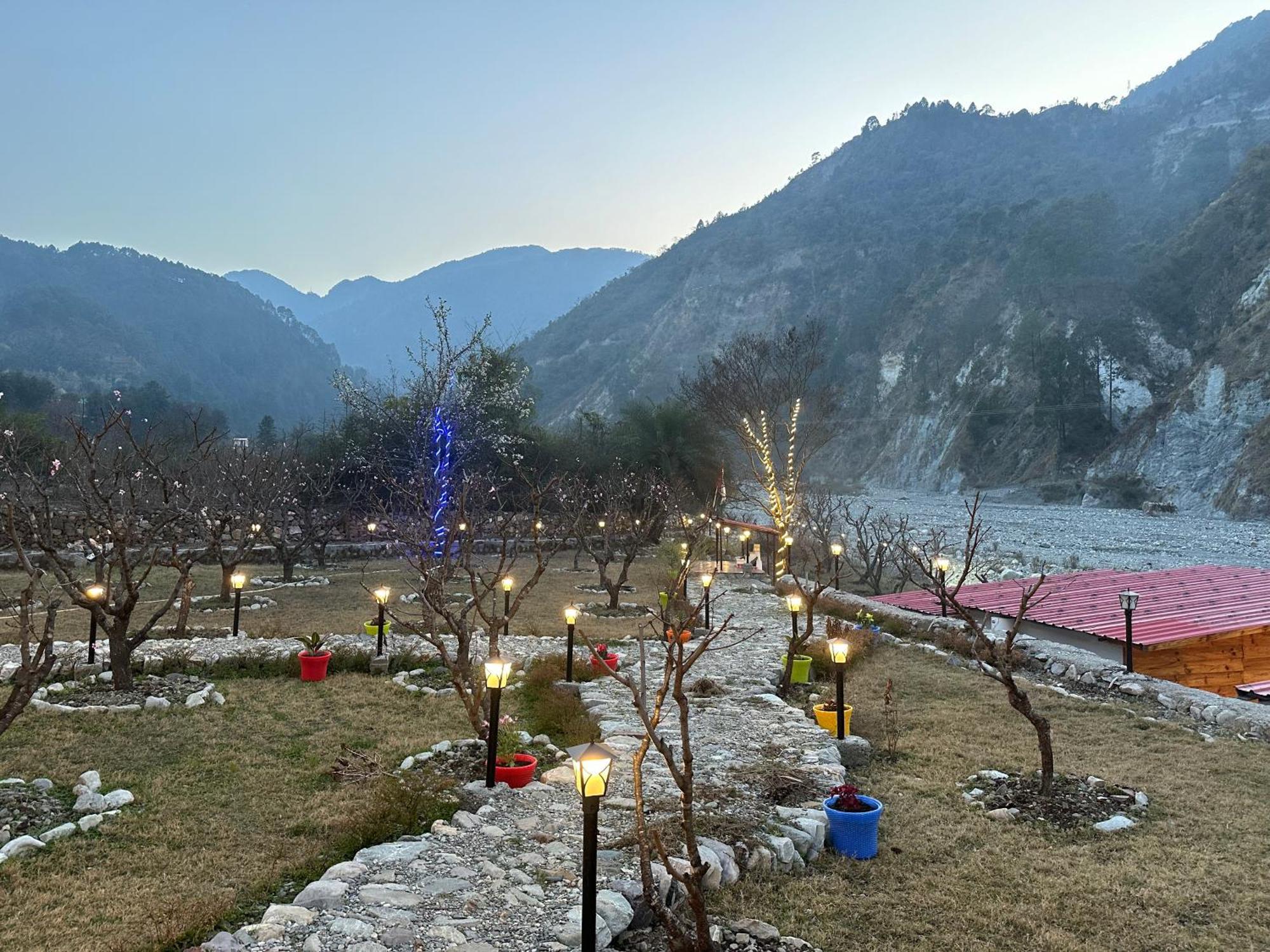 Cabana Riverside Resort - Kainchi Dham Нейнитал Екстериор снимка